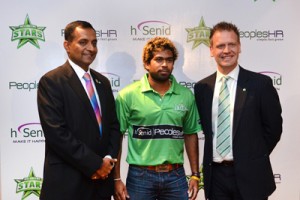 From left - Dinesh Saparamadu, Founder/CEO of hSenid, Lasith Malinga and Clint Cooper, CEO of Melbourne Stars (JH)
