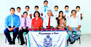 Seated (from left): Mahesh Ekanayake (Head Coach), Sarath Silva (Principal), Mallika Jayamanna (Head Mistress), Peter Nanayakkara (Chief Operating Officer), Pamudi Jayaweera (TIC), Vijitha Hettiarachchi (Coach). Standing (from left); Manthuka Rupatunga, Dulaksha Rajapaksha, Chavindu Dissanayake, Janith Bonifas, Dakshina Daluwatte, Prashan Jayawardena, Sithila Rashmika.