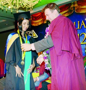 Farhana Nazeer receiving the award for Best Performer B.A. (Hons) in Business & Human Resource Manegement