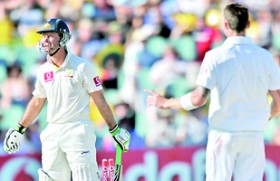 Proteas fight back in 2nd Test with late wickets