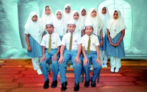 Back raw: F.Sahna Anees, Raihaan Ihsan, Zainab Iqbal, F.Shafana Samsudeen, F.Rifnath Akram, Azra Alikhan, F.Hajara Rizvi, F.Sumaiya Nazar, Kalidha Naushad. Front raw: Abdul Basit, Abdul Rahman Sha, Tuan Shamil