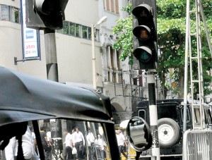 Sir Chithampalam A. Gardiner Mawatha: As traffic lightsdo not function pedestrians risk life and limb crossing the road
