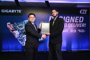 Seen here is Alan Szu – Manager South Asia Business, GIGABYTE Technology Co Ltd (left), presenting the distributor certificate to Yassir Nisam – Group General Manager, Finance and Operations EZY Holdings.