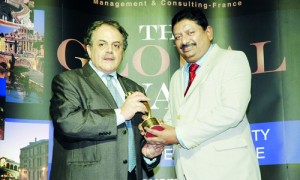 Sagara Gunawardana (right) receiving the award