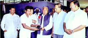 Geeshanth Panditharatne, the captain of SLCF team receiving the inaugural Gamini Dissanayake Challenge Trophy from Sri Hanumantha Rao, the Chairman of CFI. SLCF Chairman Gaham Wimalasena, Chairman of Tamil Nadu Cricket Foundation Sri J.M. Haroon and Sri Lanka Cricket official Nuzki Mohamed are also in the picutre.