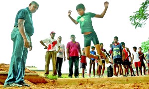 Major Wijesinghe imparting his knowledge to the younger generation. – Pics by Amila Gamage