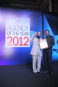 Seen here are Subhash Pinnapola (right) and Murtaza Tajbhoy with the award.