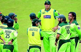 Pakistan’s new fast bowling sensation Irfan is world’s tallest cricketer in history