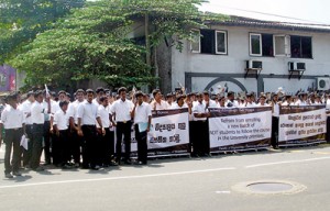 Engineering Faculty students say ‘no’ to NDT students at a protest held on Thursday. Pic by Reka Tharangani