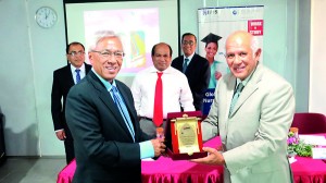 Dr. Nihal De Silva Dean of IIHS awarding a token of Appreciation to President of OUM