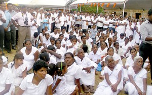 Devotees and others at the funeral  of the slain chief incumbant