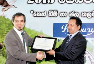 Dr. Lew Young handing  over the Wilpattu Ramsar Certificate to H. D. Ratnayake