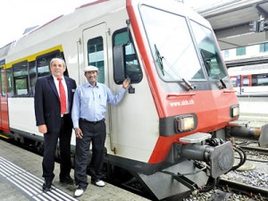 Train driver Nimal Perera from Sri Lanka looks forward to the cab ride with Roland Feer, locomotive crew manager from Olten. Photo: Annette Fuhrer