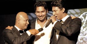 ‘Come on Kumar, sing’: Rohan de Lanerolle (left) urges Kumar Sangakkara (centre) to join brother Ishan de Lanerolle (right) in the show’s finale. Pix by Susantha Liyanawatte
