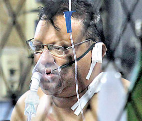 Mr. Shaukatally being treated at the Kalubowila hospital. Pic by Reka Tharangani