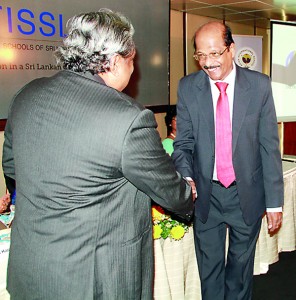 Founder President, Dr. Frank Jayasinghe handing over plaque to Mr. G. T. Bandara, Chairman-Managing Director, Royal Institute