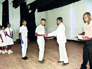 The winners of the Quiz Competition receiving the prizes from the Chief Guest Mr.S.P.Ariyarathne, Principal of Karandeniya Central College.