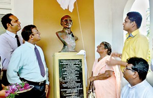 Lalitha Weerakone unveiling the statue (centre).  Others from left:  Lakmal Fernando,  Mithra Weerakone, Nimal Lanza and Rev. Fr. Antony Ranjith.