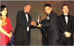 Outstanding entrepreneurship award winner, Anton Godfrey. Group CEO, Agxintl (Sri Lanka – India - Australia) receiving his award from Hemaka Amarasuriya. Chairman, National Development Bank. William Ng, President Enterprise Asia and Ms. Dushy Jayaweera, President of Sri Lanka-Malaysia Business Council are also in picture.