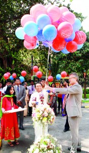 Minister of Higher Education, Hon. S. B. Dissanayake, and British Council Country Director, Tony Reilly, release 100 Education UK balloons to the sky to mark the official opening of the 20thAnnual British Council Education UK Exhibition Pics by Anusha de Silva