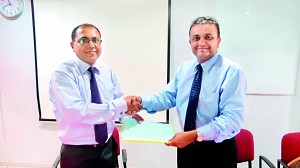 Dr.Kithsiri Edirisinghe-Deputy Chairman IIHS & Dr. Sajeeva Narangoda-Director/General Manager Browns Healthcare (Pvt) Ltd at the MOU signing ceremony