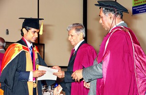 Shireen Jayasuriya Gold Medalist Mr. P. U. A. I. Fernando receiving the award from the Chief Guest Dr. Kingsley de Alwis