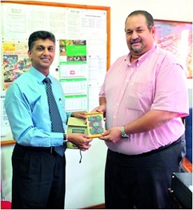 Prof. (Capt.) Nalaka Jayakody is presents a memento to Mr Mughos Adam Managing Director of - Land Marine Limited