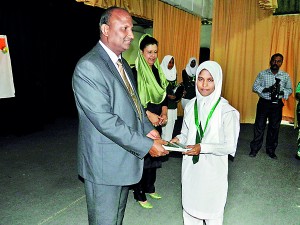 Student receiving award from Cheif Geust Prof. S.M. Mohamed Ismail