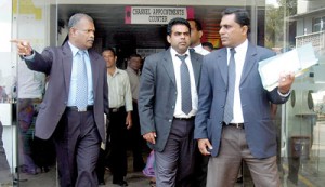 Colombo Additional Magistrate, Sandun Vitarane (centre) seen at the hospital