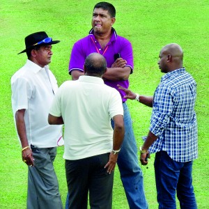 Just look at this foursome.. Jayananda Warnaweera (Curator), Pramodya Wickremasinghe, Sanath Jayasuriya, Hashan Tillekeratne – the three stalwarts of the selection panel -- seem to be in deep discussion as how the curator missed the right clarity of top soil on the Galle wicket for the first test. This prize picture was captured by our Daily Mirror Sports editor Channaka de Silva.