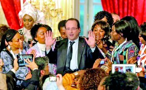 rance's President Francois Hollande (C) poses with Francophone women from the Global Forum following a meeting at the Elysee Palace in Paris