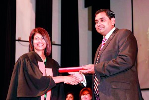 Mr. Suriya Bibile, Territory Manager, Sri Lanka, Maldives & Pakistan of Edexcel Pearson at the Gateway Graduate School Convocation.