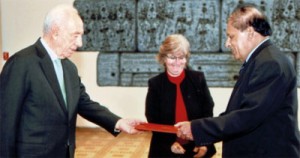 Ambassador-Sarath-Wijesinghe-with-Shimon-Peres