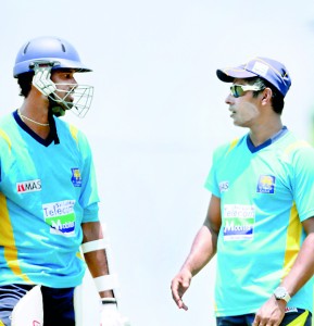 Allrounder Sachithra Senanayake (L) will be a probable in today’s game between the Lions and Tigers.