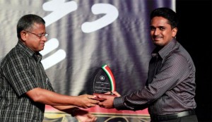 Pic shows Ismail Shafeeq- MMA Board Director (left) handing over the award to  Hareez Sulaiman, Managing Director, Amna Takaful Maldives