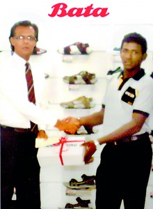 Pawan Devinda of Mahanama College who was the pick of the week of the Sunday Times-Bata school cricket review is receiving his prize from Ronald A Vyse Manager at Bata Retail  Outlet - Majestic City Colombo