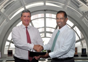 HSBC CEO Nick Nicolau exchanging agreements with Etisalat CEO, Dumindra Ratnayake