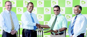 Etisalat officials Robert Lee and Dumindra Ratnayake (L) after exchanging the long-term sponsorship agreement with RCGC officials Priath Fernando (R) and Primal Fernando.