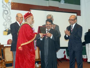 Principal preseting a memento to chief guest.