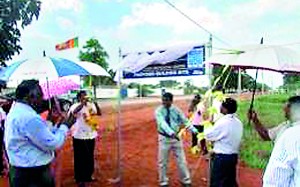 The President of IESL, Eng. Tilak De Silva unveiling the name board at the site.