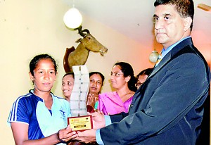 Skipper of SL Navy receiving the trophy from the chief guest Kapila Dissanayake of People’s Bank