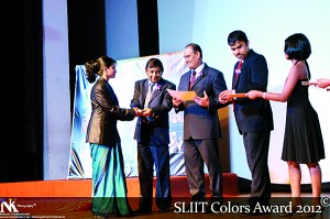 A winner receives her award from Professor Karunaratne and Professor Gamage