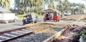 The steep incline and the permanently busy Galle road, pose a risk to vehicles using this level crossing