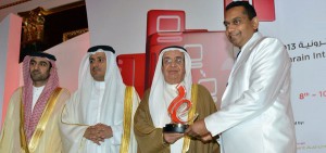 Pic shows Deputy Prime Minister of Bahrain and Chairman of the Supreme Committee of ICT, Shaikh Mohammed bin Mubarak Al Khalifa, presenting a memento to CEO of Affno, Suren Kannangara in the presence of CEO of the eGovernment Authority of Bahrain, Mohammed Ali Al Qaed.