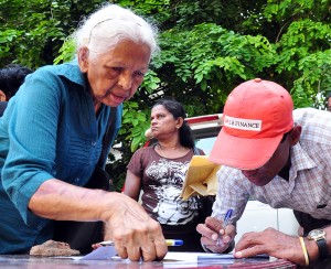 A depositor signs the petition. Pic by Amila Gamage
