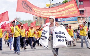 The JVP rally heading towards BRC grounds. Pic by Indika Handuwala