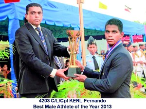 Lakshan Fernando (right) receiving the trophy from Brigadier ALDM Gunasekera.