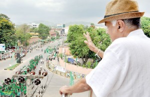 Opposition Leader Ranil Wickremesinghe waves as the greens go marching by in Kurunegala  town. Pic by Gayan Amarasekara