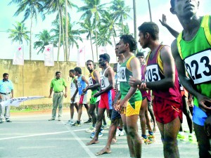 Sugath Madugalla flags off the mens half marathon at Midigama