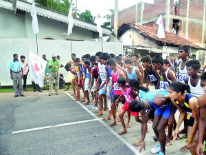 Sugath Madugalla flags off the womens and under 20 boys 10 Km races at Mirissa